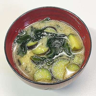 なすとわかめの味噌汁