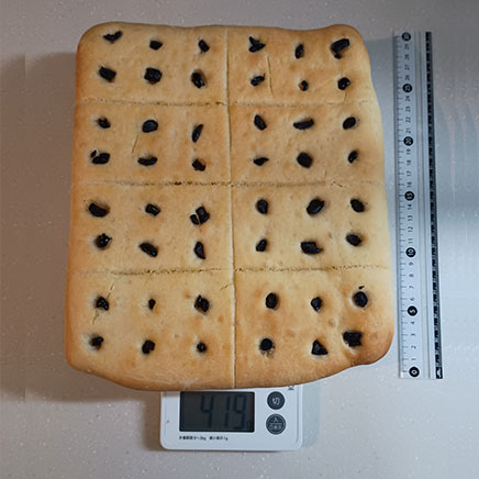 30×30cm大1枚のオリーブのフォカッチャ