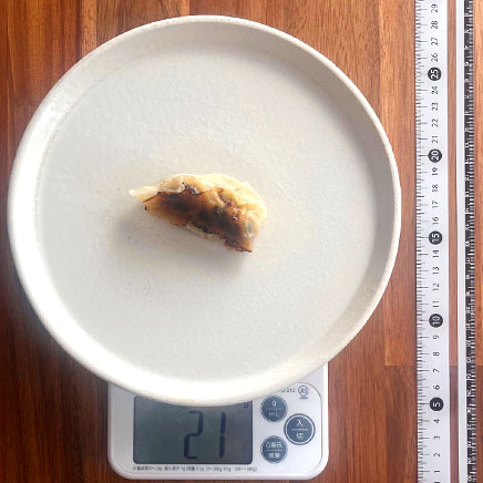 1個分の黒胡椒にんにく餃子