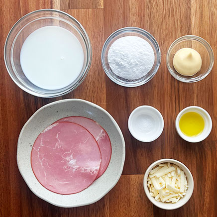 1枚分の米粉のガレットに使用した材料(米粉、牛乳、マヨネーズ、塩、オリーブオイル、ロースハム、プロセスチーズ)