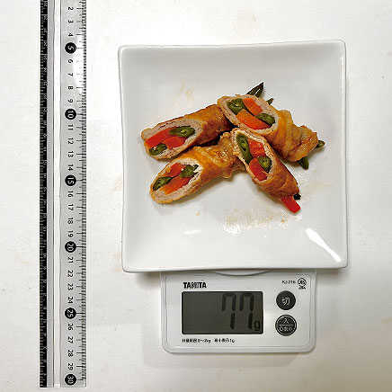 中皿1皿分のにんじんといんげんの豚肉巻き