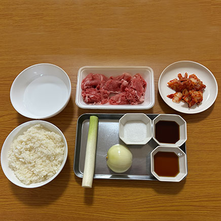 丼1杯分のネギキムチ牛丼の材料(ご飯、水、牛肉、玉ねぎ、ネギ、キムチ、醤油、めんつゆ、砂糖)