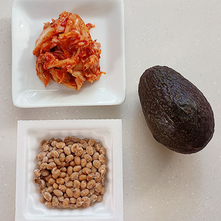 中鉢1杯分のアボカド納豆キムチの材料（納豆、キムチ、アボカド）