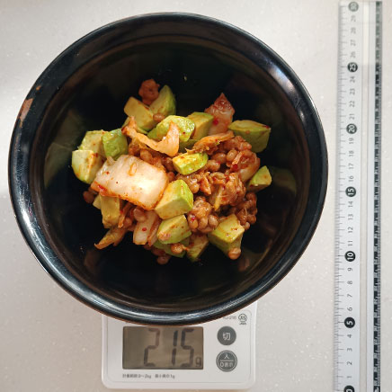 中鉢1杯分のアボカド納豆キムチ