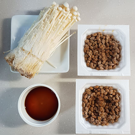 中鉢1杯分のえのき納豆の材料（納豆、えのき、醤油）