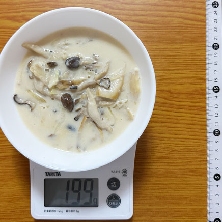 中鉢1杯分のきのこクリームスープ