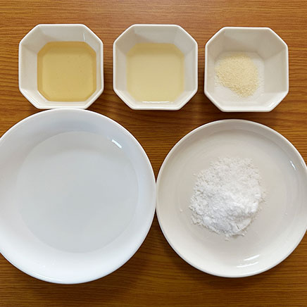 カップ1個分のはちみつレモンゼリーに使用した材料(はちみつ、レモン、ゼラチン、水、砂糖)