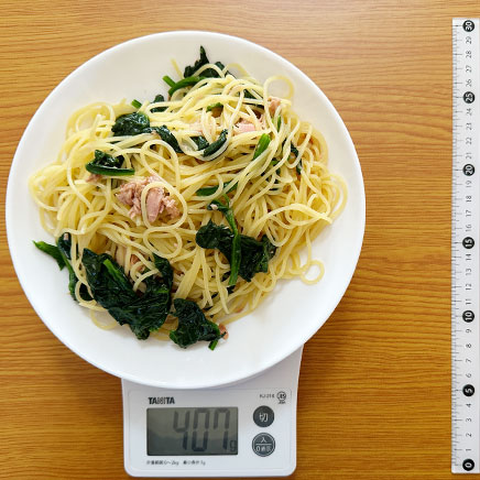 深皿（大）1皿分のほうれん草とツナの和風パスタ