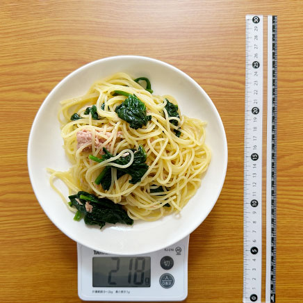 深皿（中）1皿分のほうれん草とツナの和風パスタ