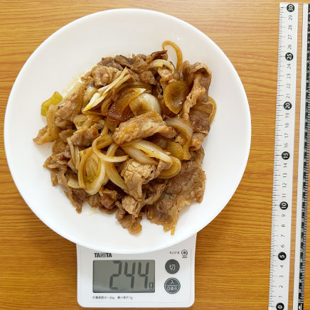 深皿（大）1皿分の牛肉と玉ねぎの焼肉のたれ炒め