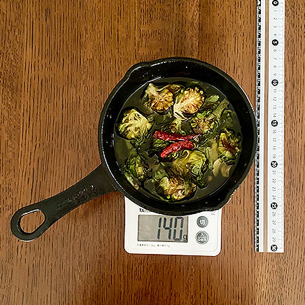 スキレット1杯分のふきのとうのアヒージョ