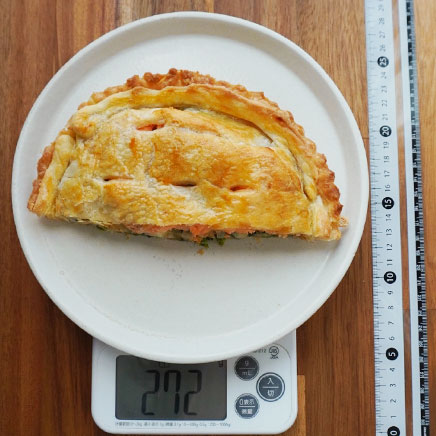 18cmパイ型1/2カット分の鮭とほうれん草のパイ包み焼き