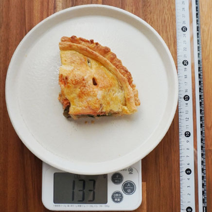 18cmパイ型1/4カット分の鮭とほうれん草のパイ包み焼き