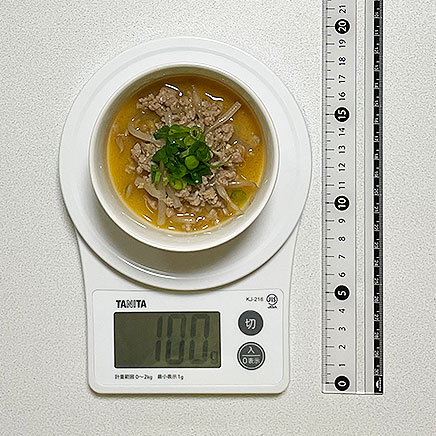 汁椀(小)1杯分のひき肉ともやしの豆板醤スープ