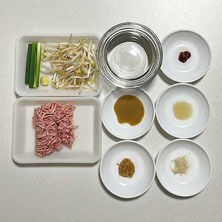 汁椀(中)1杯分のひき肉ともやしの豆板醤スープに使用した豚挽き肉、もやし、葉ねぎ、生姜、顆粒中華だし、味噌、練りごま、豆板醤、ごま油、水