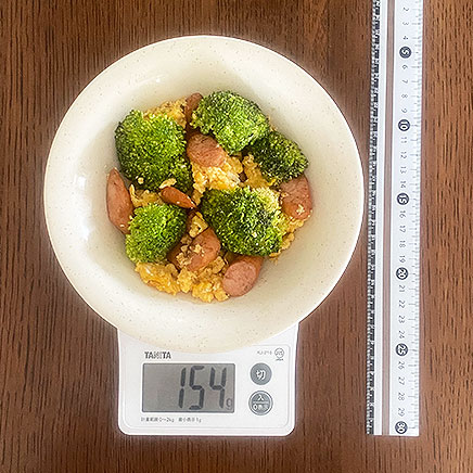 中皿（中）1皿分のブロッコリーとウインナーの炒め物（卵入り）