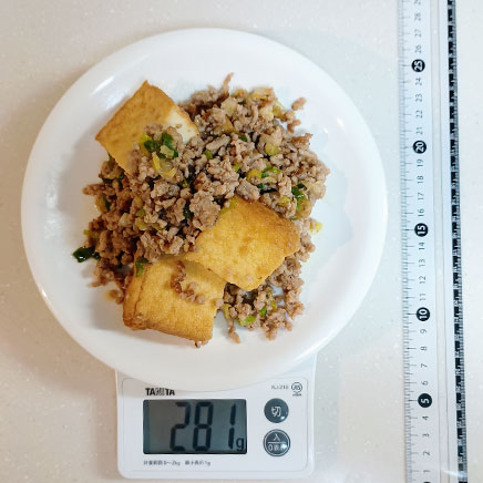 中皿1皿分の厚揚げとひき肉の炒め物