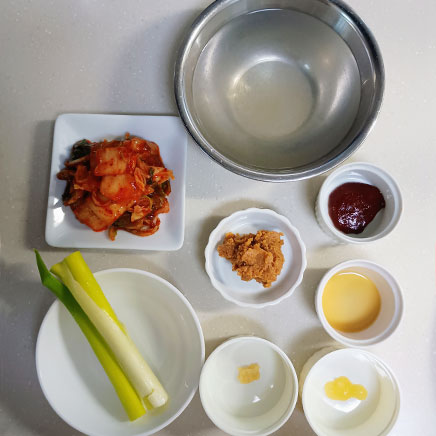 丼1杯分の味噌キムチスープに使用した材料（キムチ、小ネギ、コチュジャン、おろしにんにく、おろし生姜、ごま油、かつお昆布だし、味噌）