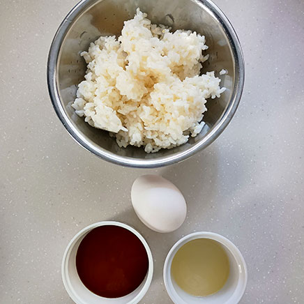 丼1杯分の目玉焼き丼に使用した材料（ご飯、卵、醤油、サラダ油）