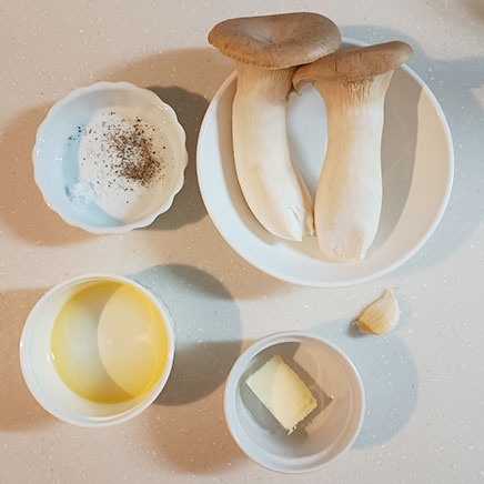 2本分のエリンギステーキに使用した材料(エリンギ、塩、黒こしょう、バター、にんにく、サラダ油)