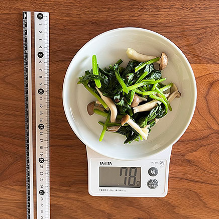 中皿1皿分のほうれん草としめじのソテー