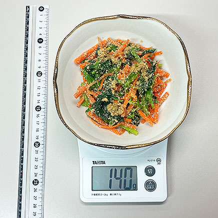 中皿（大）1皿分のほうれん草と人参の胡麻和え