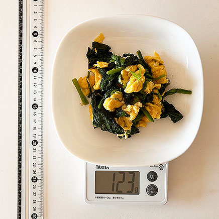 大皿1皿分のほうれん草と卵のソテー