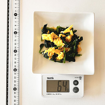 中皿1皿分のほうれん草と卵のソテー