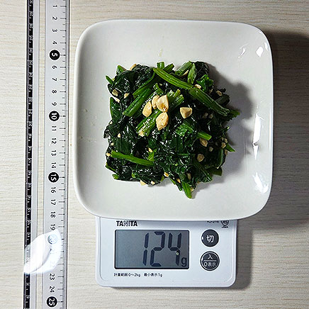 中皿1皿分のほうれん草のピーナッツ和え