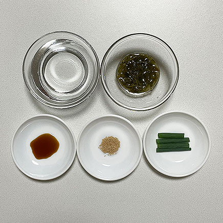 汁椀(中)1杯分のめかぶスープに使用しためかぶ、葉ネギ、風味調味料、醬油、水