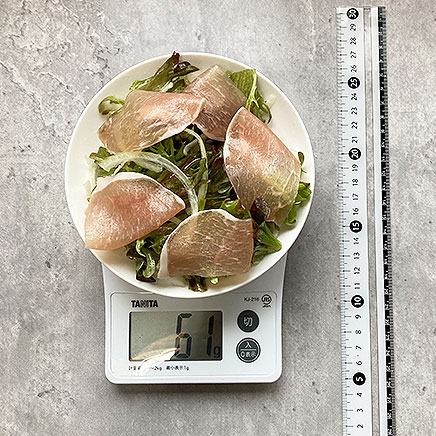 中皿(小)1皿分のリーフレタスと生ハムのサラダ