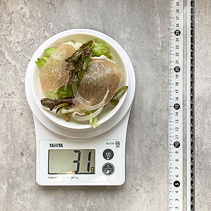 小皿1皿分のリーフレタスと生ハムのサラダ