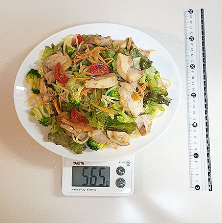 大皿（大）1皿分のローストチキンのパスタサラダ