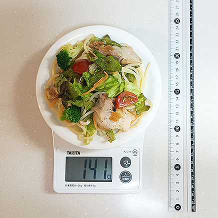 小皿1皿分のローストチキンのパスタサラダ