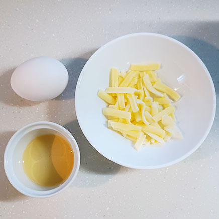 1個分のチーズ目玉焼きに使用した材料（卵、プロセスチーズ、サラダ油）