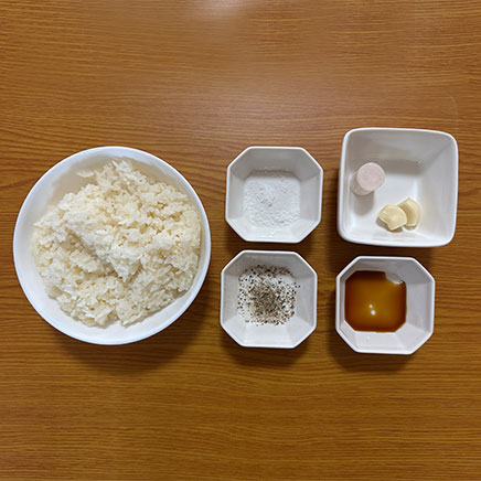 深皿（中）1皿分の牛脂チャーハンの材料(ご飯、塩、牛脂、にんにく、こしょう、醤油)