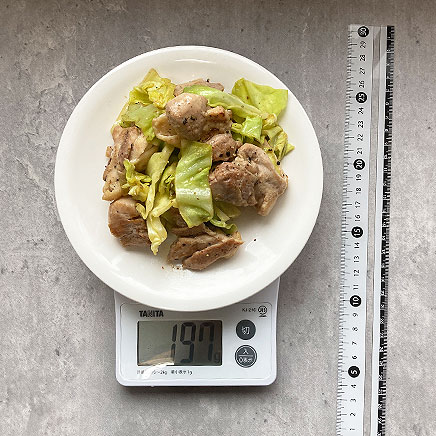 中皿（大）1皿分の鶏肉とキャベツのにんにく炒め