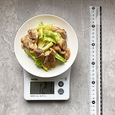 中皿（小）1皿分の鶏肉とキャベツのにんにく炒め