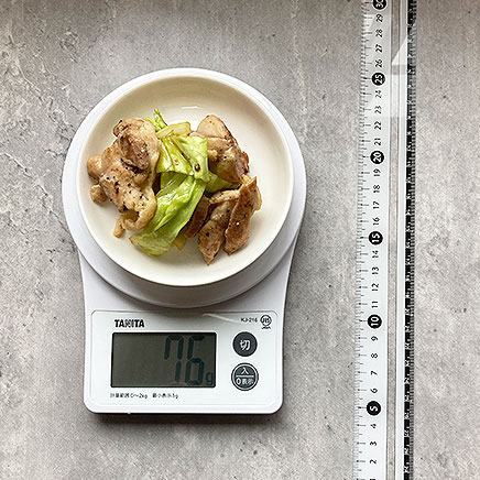 小皿1皿分の鶏肉とキャベツのにんにく炒め