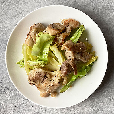 鶏肉とキャベツのにんにく炒め