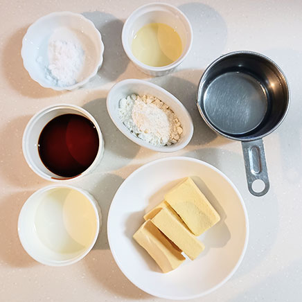 4切れ分の高野豆腐の照り焼きに使用した材料(高野豆腐、醤油、みりん、砂糖、水、小麦粉、サラダ油)