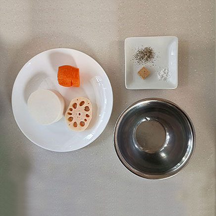 丼（大）1杯分の根菜スープに使用した人参、大根、れんこん、水、コンソメ、塩、黒こしょう
