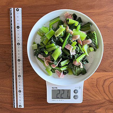 大皿1皿分の小松菜とベーコンの炒め物