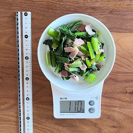 中皿1枚分の小松菜とベーコンの炒め物