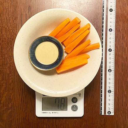 中皿1皿分の人参スティックの味噌マヨディップ