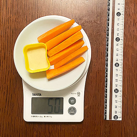 小皿（中）1皿分の人参スティックの味噌マヨディップ