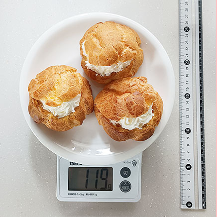 3個分の生クリームのシュークリーム