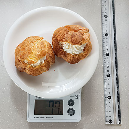 2個分の生クリームのシュークリーム