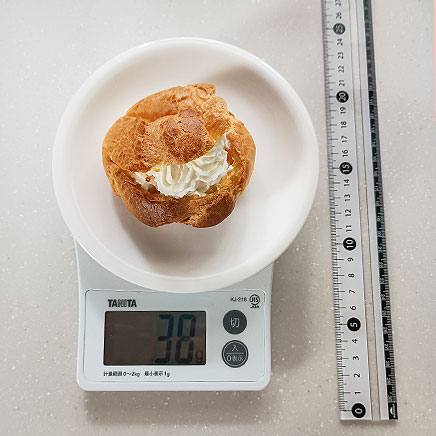 1個分の生クリームのシュークリーム