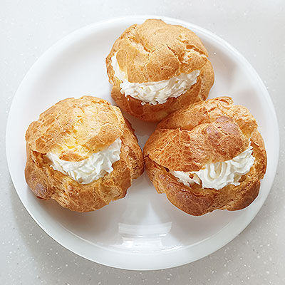 生クリームのシュークリーム